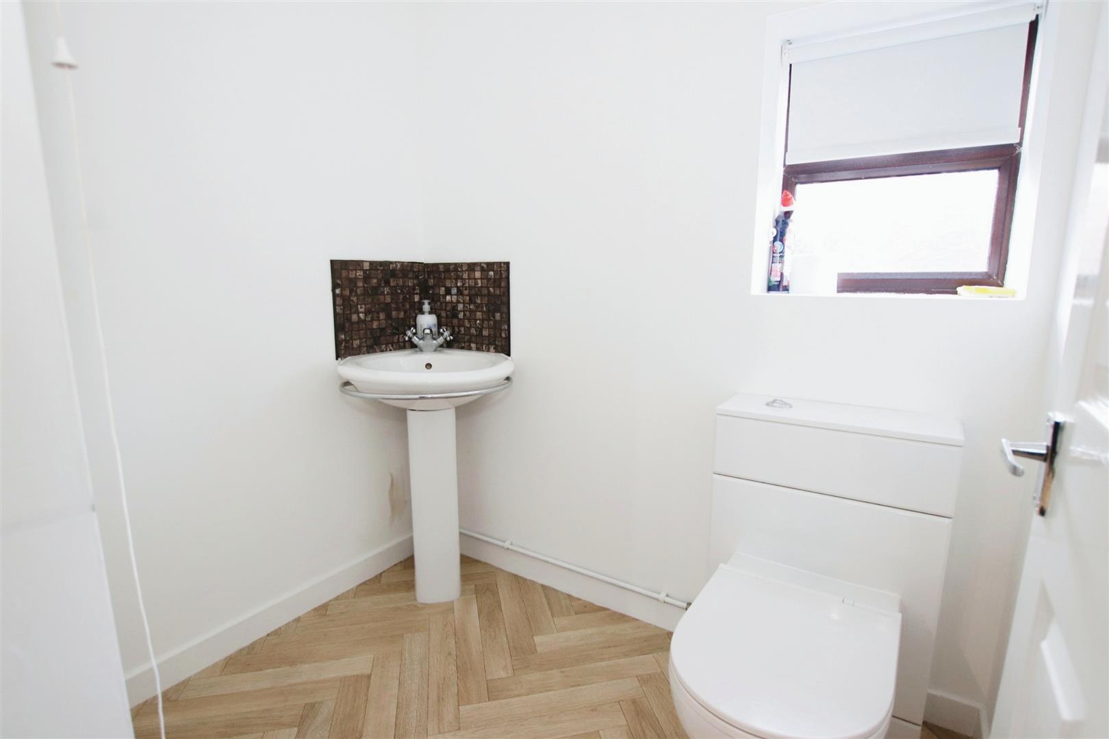 Property Details Bob Gutteridge Estate Agents and Valuers